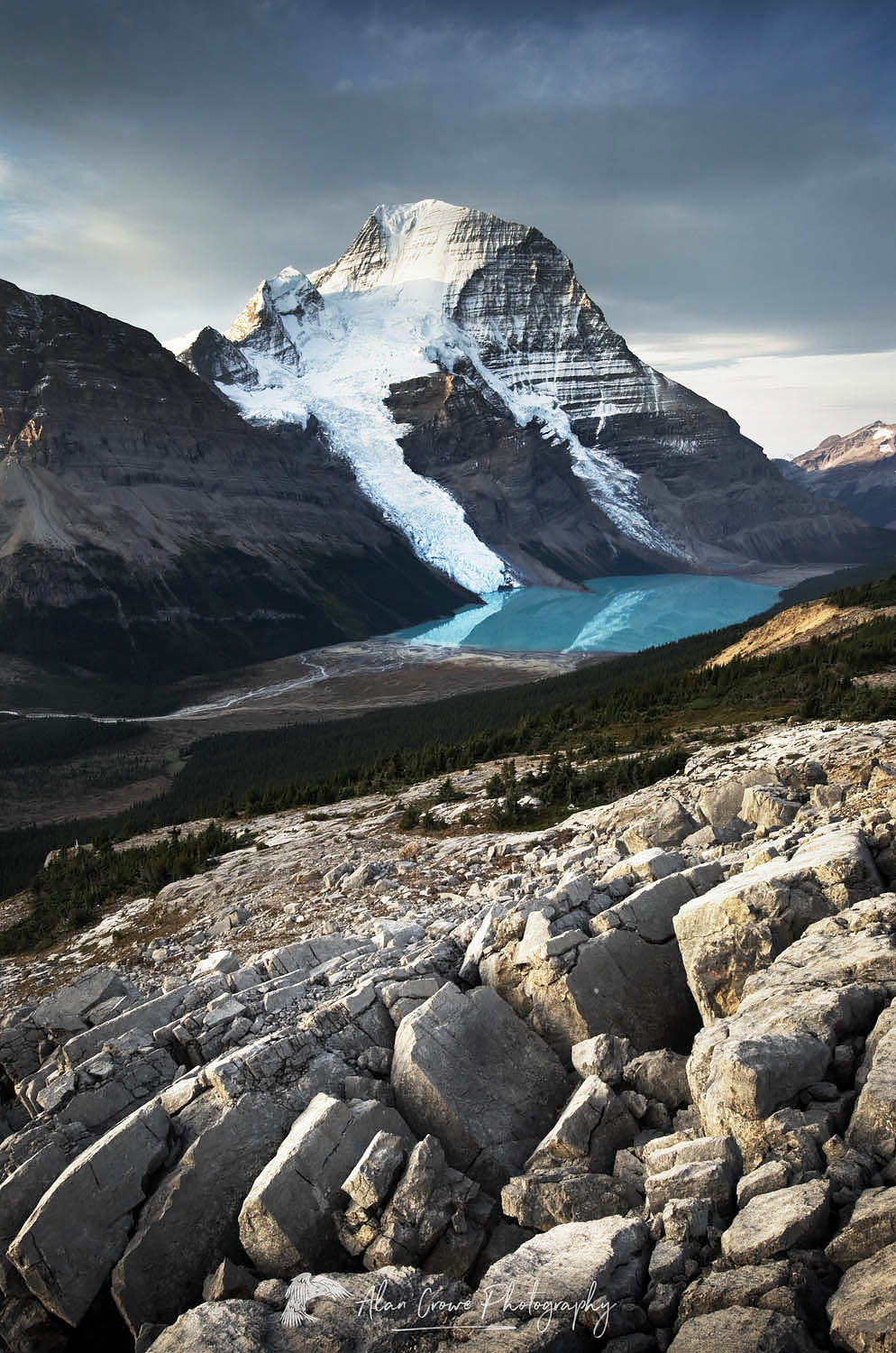 Mount Robson, highest mountain in the Canadian Rockies seen from Mumm Basin, Mount Robson Provincial Park British Columbia #54651r