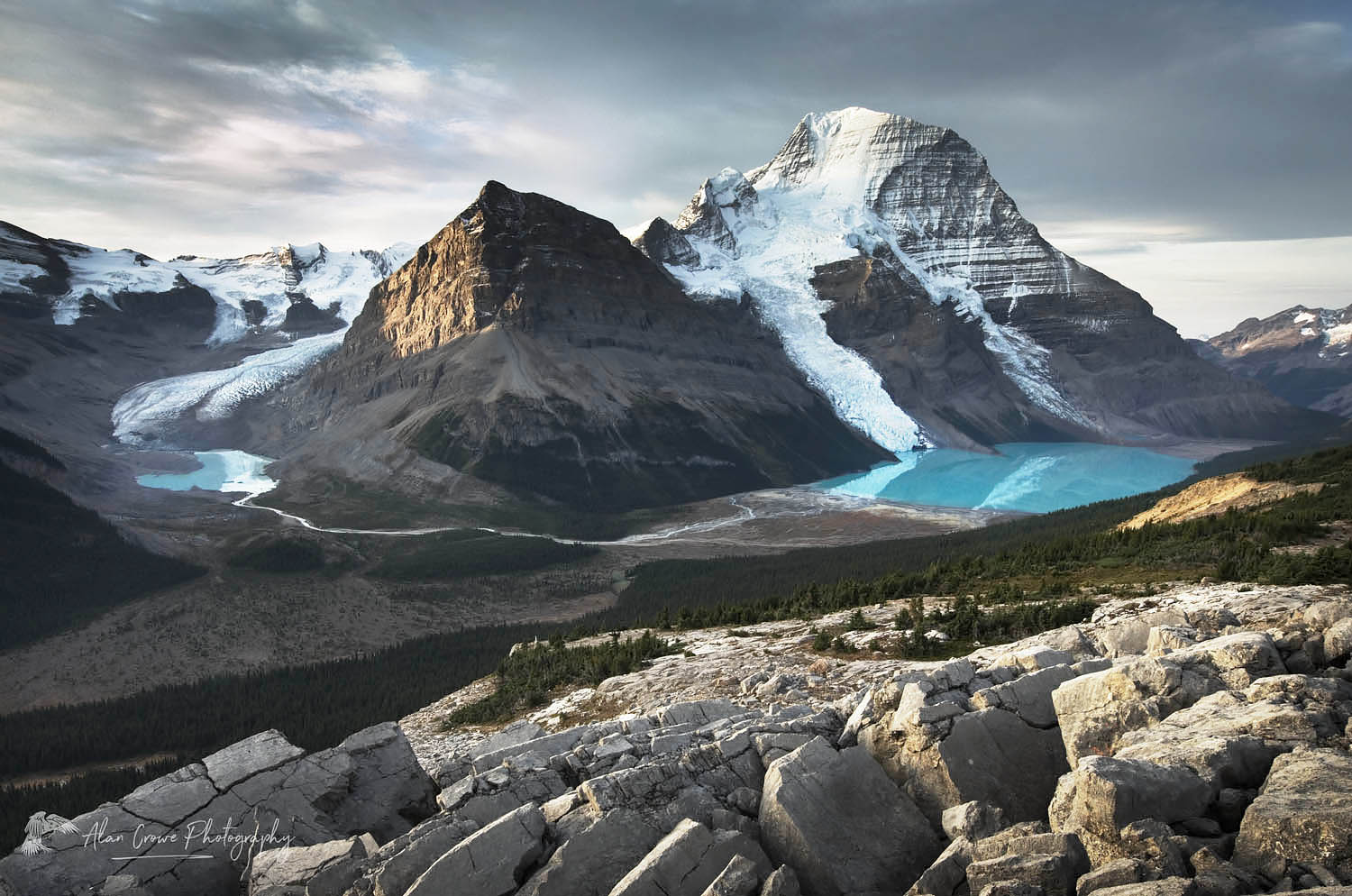 Mount Robson, highest mountain in the Canadian Rockies seen from Mumm Basin, Mount Robson Provincial Park British Columbia #54652r