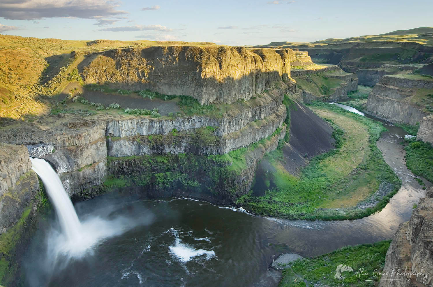 Palouse Falls plunging over layered basalt flows of the Columbia Plateau Washington #51464